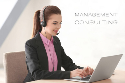 營銷分析概念。在辦公室的人在商務(wù)會(huì)議