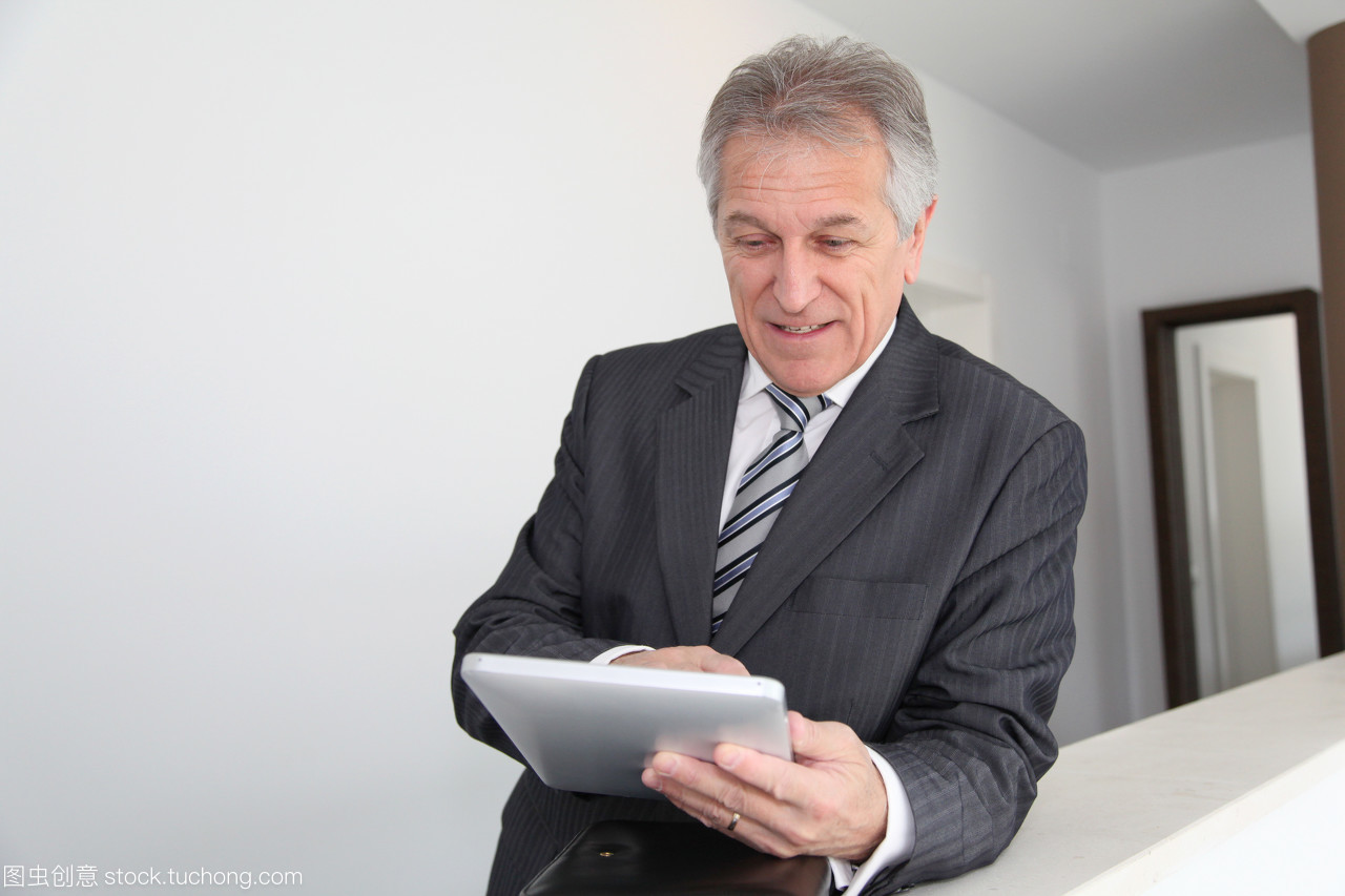 白領,數碼,互聯網,無線電技術,便箋簿,勞動者,數碼產品,使用,商務,萬維網,商務人士,套裝,售貨員,工作者,大樓,咨詢,因特網,平板電腦,執行官,漆黑,技術,推銷員,暗,汽車銷售員,深色,科技,站立,站著,老年人,老板,站,銷售員,網絡,領導,經理,黑暗,正裝,職工,男人,讀書,閱讀,西裝